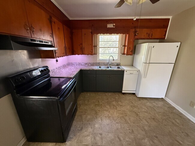 Photo - 406 Meadow Ln