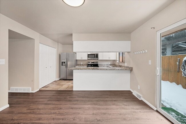 Photo - Bright & Spacious Townhome in Lakewood 2bd 2.5ba