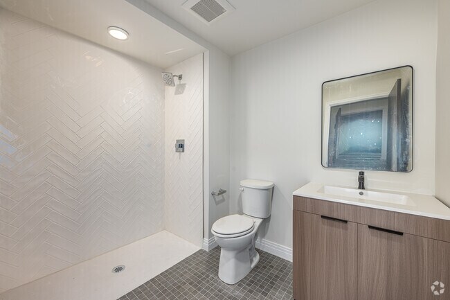 2BR, 2BA - 900SF - Primary Bathroom