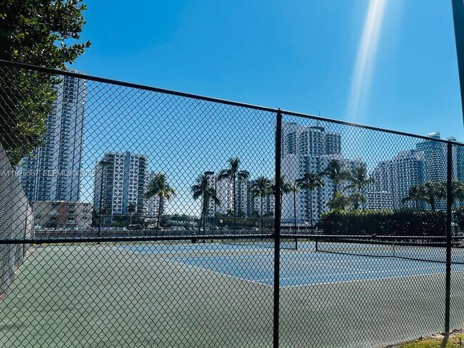 Photo - 1000 Parkview Dr Unit 605