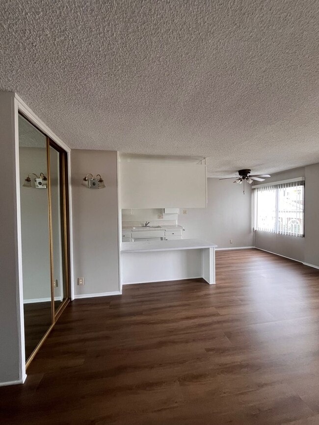 Building Photo - 1 Bedroom/1Bath Located in Downtown Long B... Rental