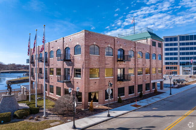 Building Photo - Discovery Point Rental