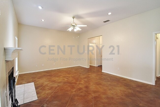 Photo - 302 Aspen Ct W