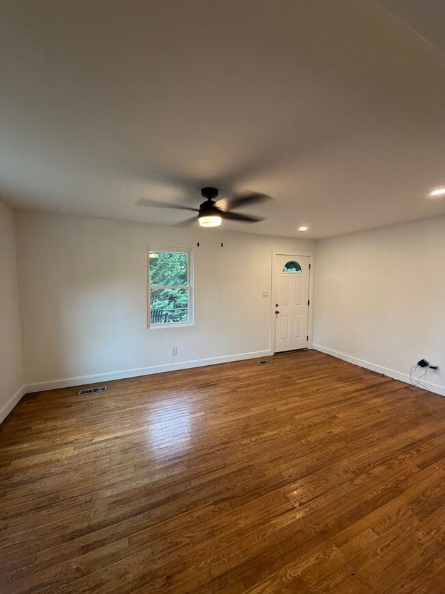 Photo - Modern JC Rental Near ETSU + JCMC — Pet Fr...