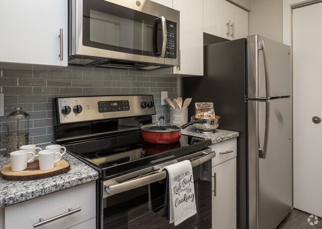 1BR, 1BA -640 SF