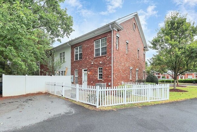 Photo - Beautiful End Unit 3BD/2.5BA Townhome in the Cedar Walk Community!