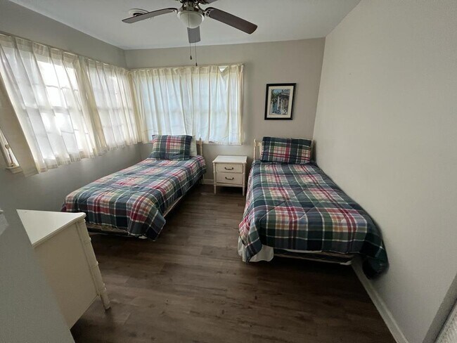 Bedroom With 2 Full Size Beds