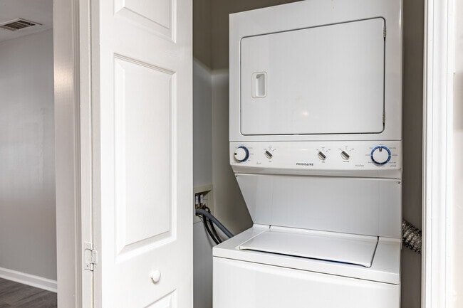 2BR, 1BA - 840SF - Lexington Heights