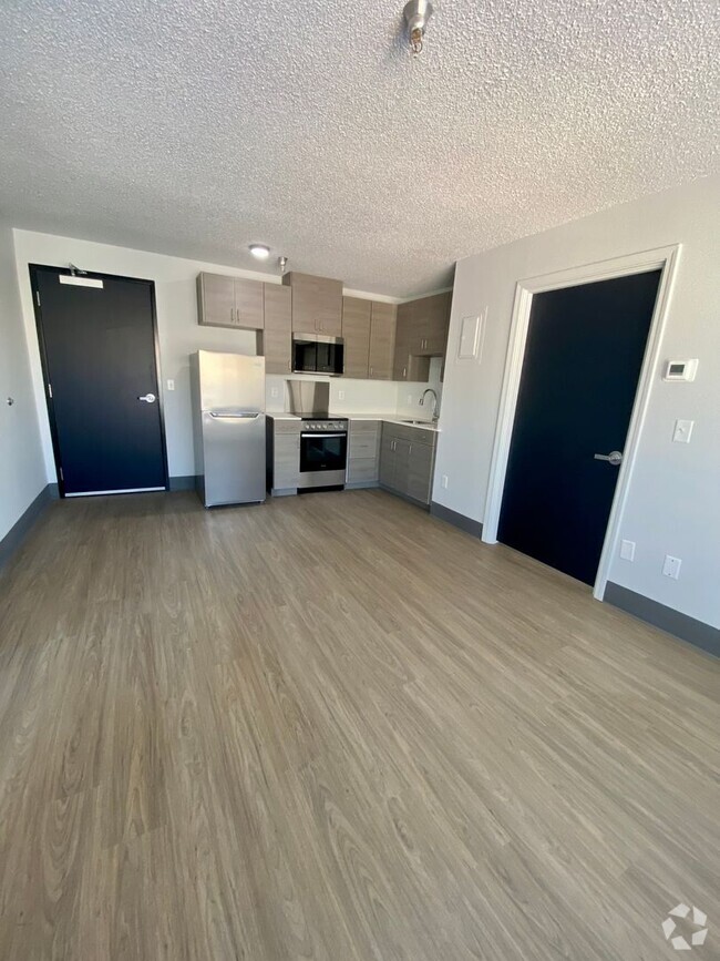 Building Photo - RARE - 2 bed 2 bath in fully renovated com... Rental