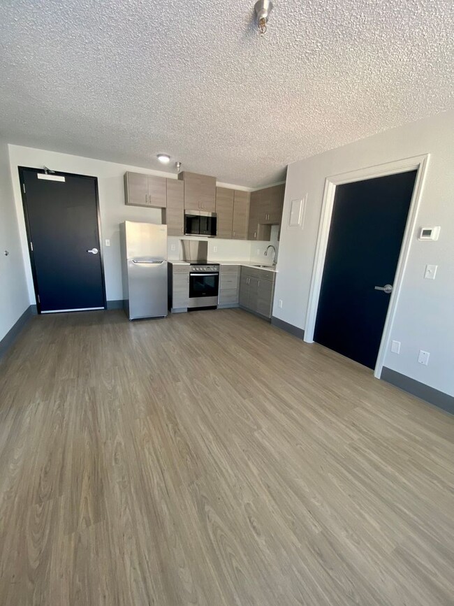 RARE - 2 bed 2 bath in fully renovated com... - RARE - 2 bed 2 bath in fully renovated com... House