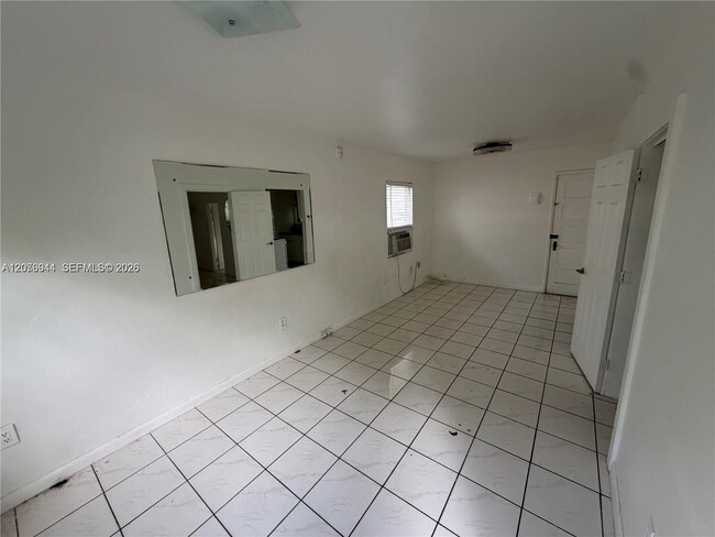 Building Photo - 2430 SW 25th Ter Unit 3