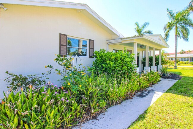 Photo - ** 3/2 NICELY FURNISHED HOME READY *** DOG...