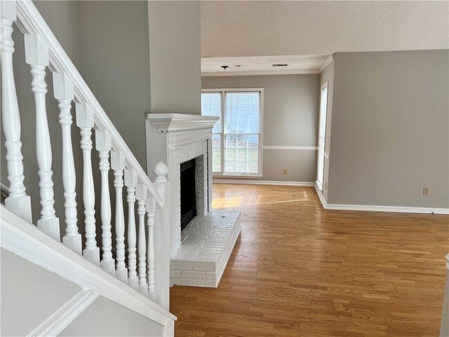 Photo - 612 Sutton Way SW