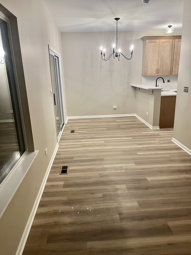 El área del comedor luce los nuevos pisos en todas partes. - 17537 S Gilbert Dr