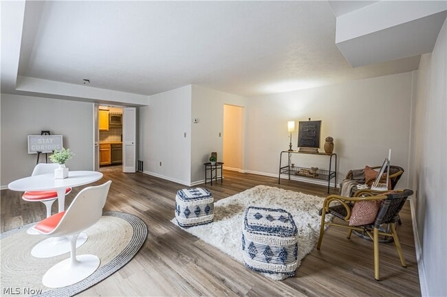 Photo - 19436 Van Aken Blvd Unidad 105