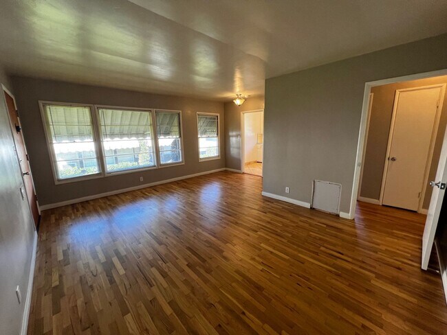 Photo - 2 Bedroom 1 Bath Duplex for Rent in Uptown Whittier