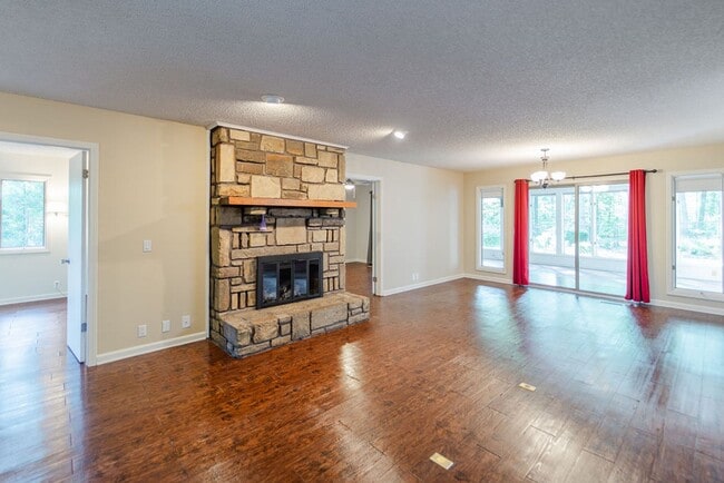 Photo - Up to a 2 year lease at this Beautiful 3 bed, 2 bath!!!!