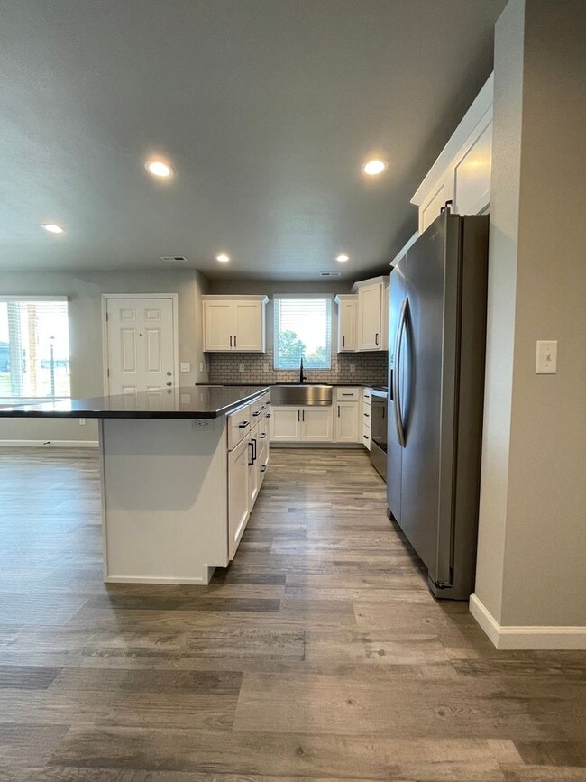 Photo - Exquisite 3-Bedroom Home with Modern Elegance and Scenic Views!