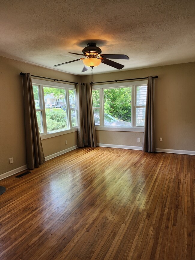 Photo - 4207 DuPont St