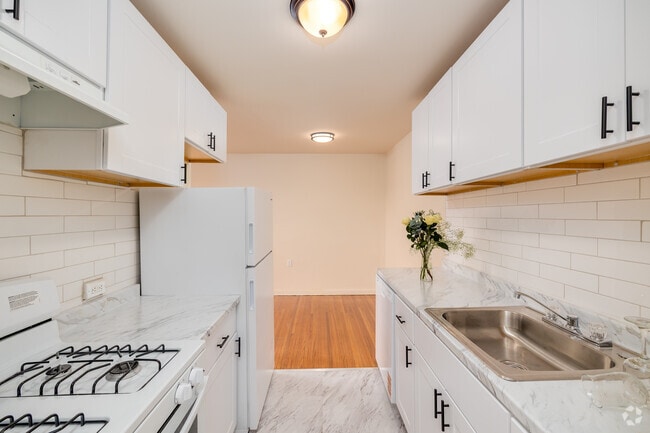 2BR, 1BA - 888SF - Kitchen
