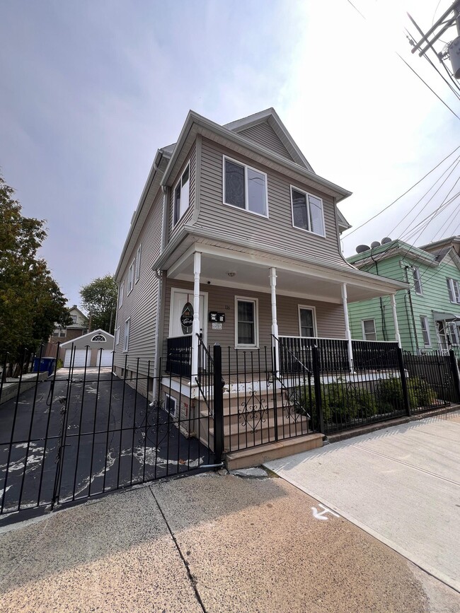 Building Photo - 116 Frank St Unit 2nd Fl. Rental
