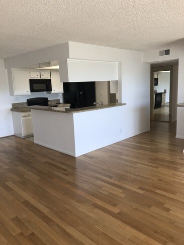 Building Photo - 1233 Amherst Ave Unit 204