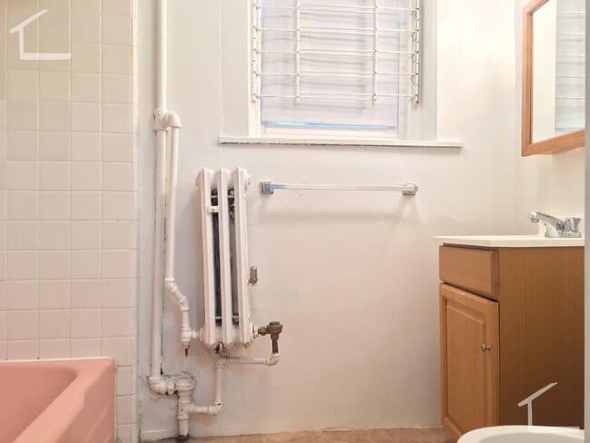 Photo - Great 1 bedroom Available NOW! Minutes from the Green Line