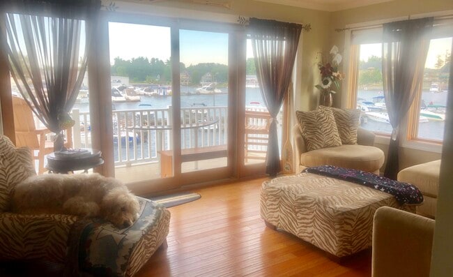 Living room - 16 Sisson St