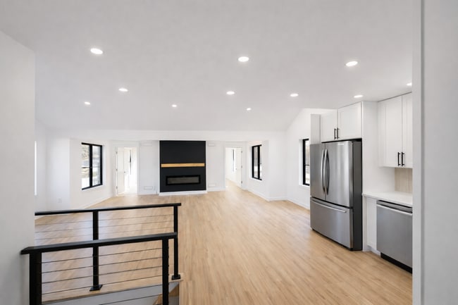 Sala de estar desde la cocina - 3101 Shadyside Dr