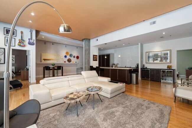Photo - 845 Spring St NW Unidad PH3 Rental