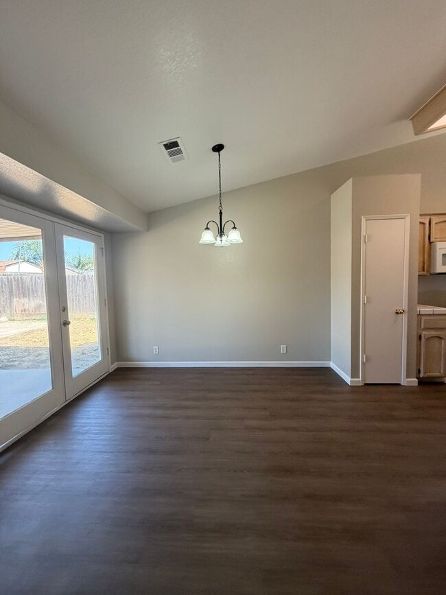 Photo - 945 La Dawna St