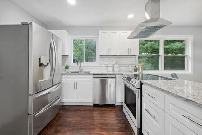 Photo - 911 Kings Grant Dr NW