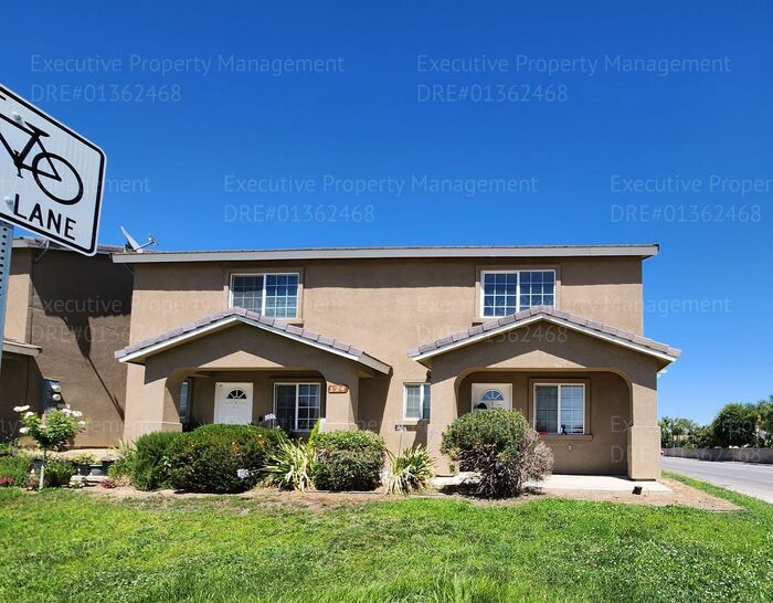 3 bedroom/ 2.5 bathroom townhome located on Central Ave/ 7th St - 3 bedroom/ 2.5 bathroom townhome located on Central Ave/ 7th St