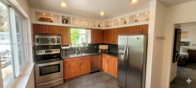 Photo - 875 NE 130th St