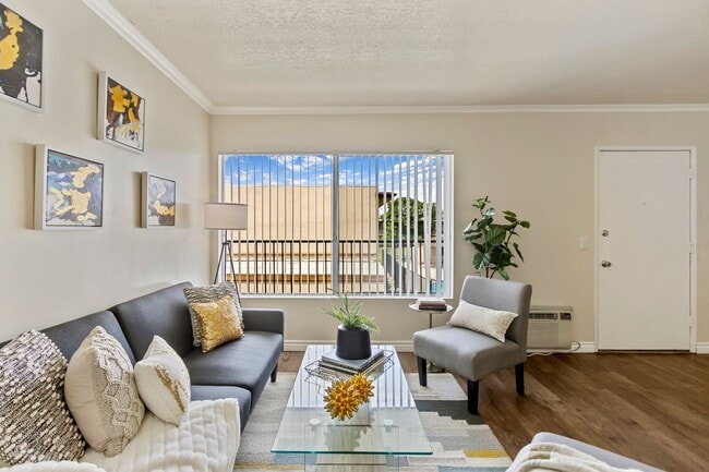 Holiday West Apartments