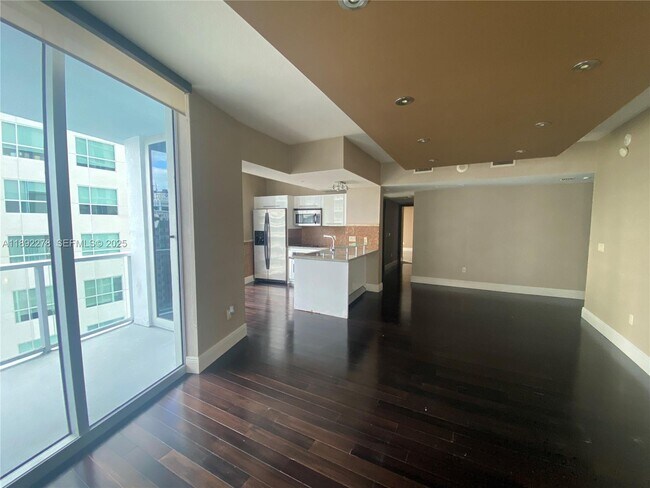 Building Photo - 185 SW 7th St Unit 2312