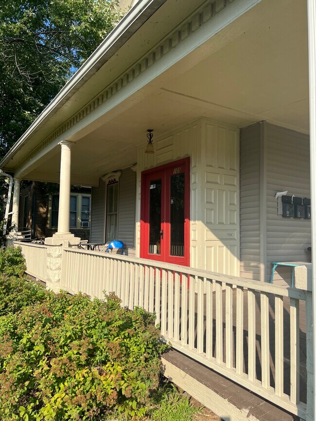 105 W 5th St Apartments Unit C Muscatine, IA