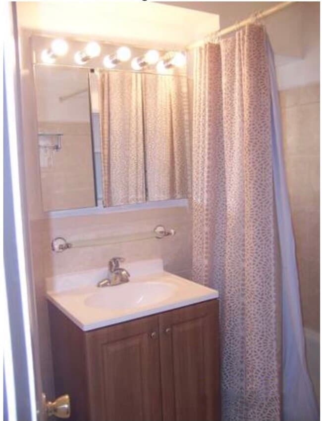 Building Photo - 66-15 Wetherole St Unit D16