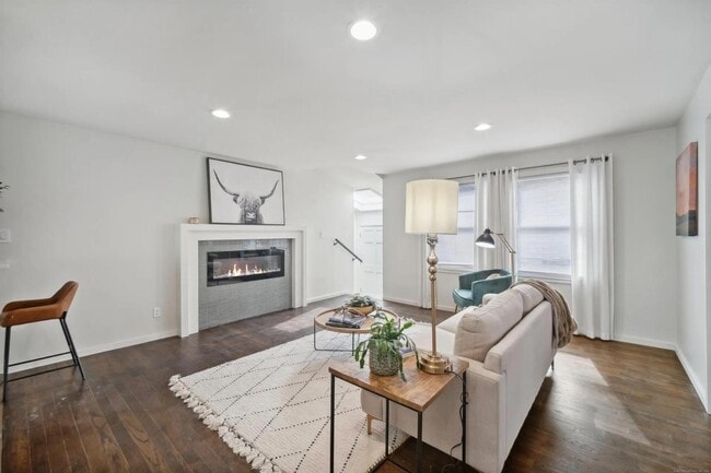 Photo - 1417 E 38th Pl Condo