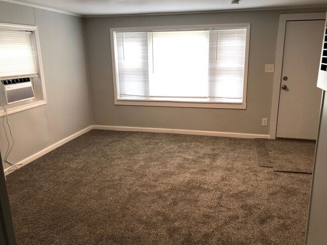 Building Photo - 2 Bed, 1 Bath House - Pet Friendly!!