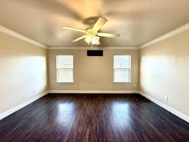 Photo - 806 E 98th St