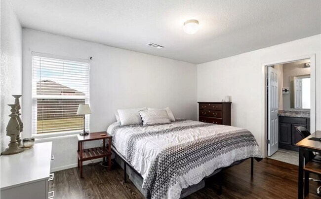 Photo - 801 NW 68th Ave