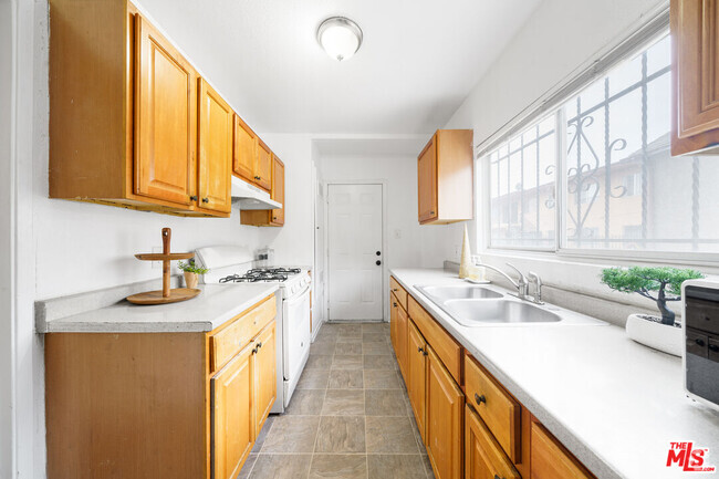 Building Photo - 636 W 81st St Rental