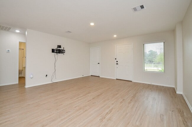 Photo - 305 Riverwood Village Ln