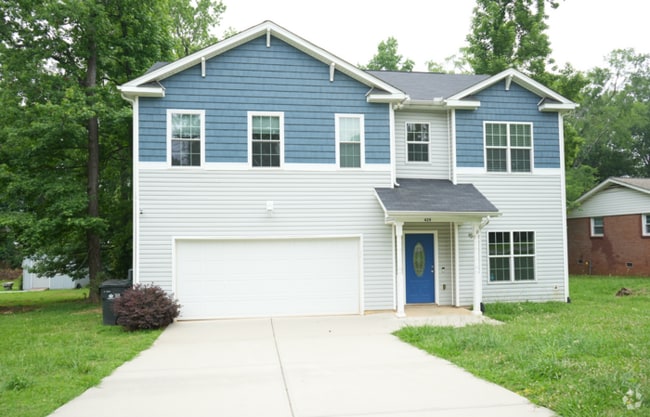 Building Photo - A charming house with 4 beds and 3.5 bath ...