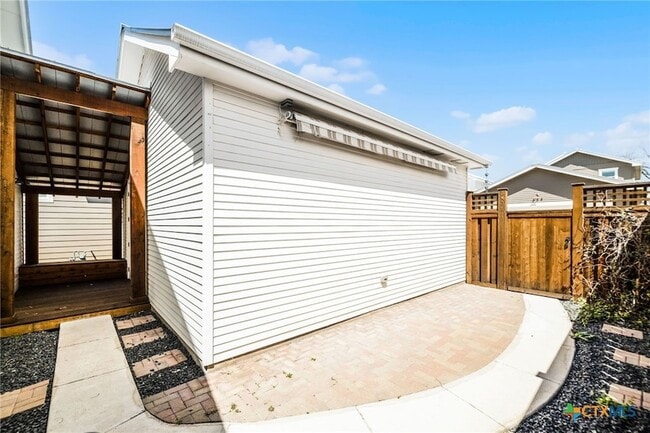 Photo - 653 Center Green