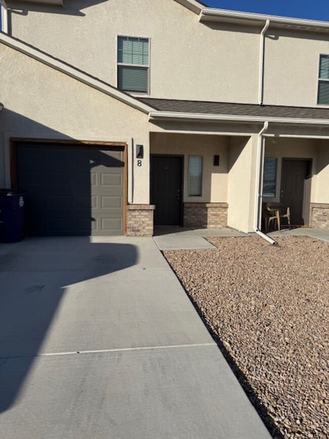 Building Photo - Modern 2-Story Townhome in Prime Mesa Mall Location!