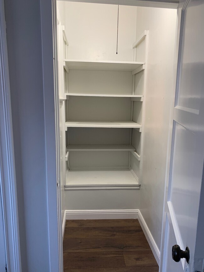 walk-in pantry - 3650 Mount Vernon Dr