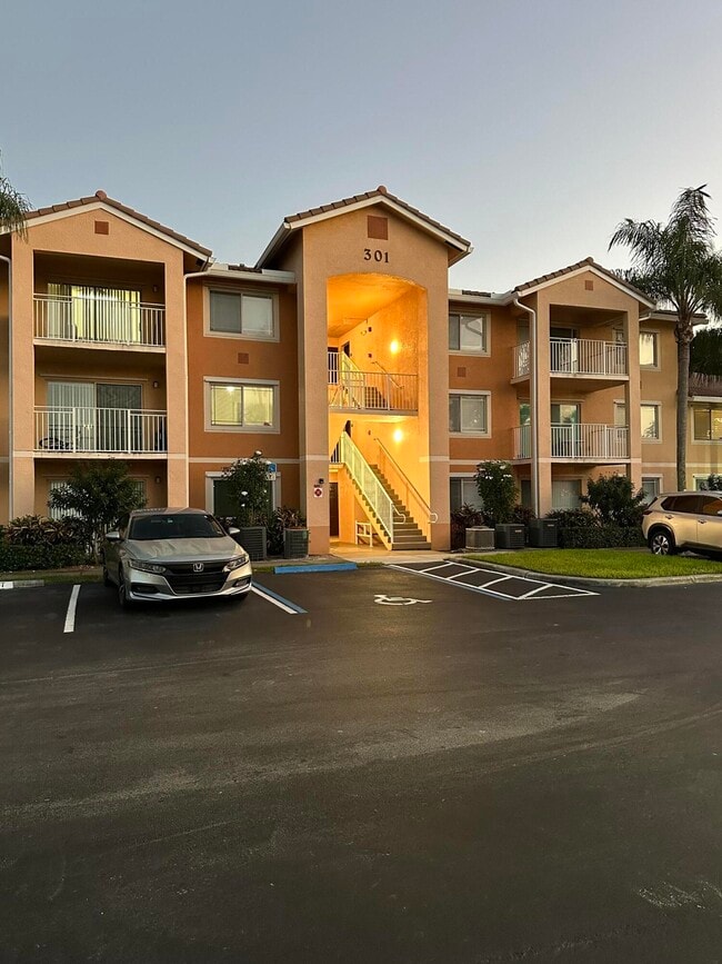 Building Photo - 301 SW Palm Dr Unit 106