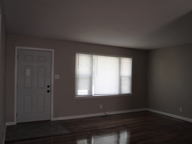 Photo - 505 W Meadow Ln
